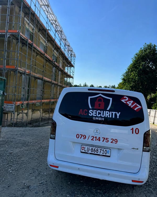 Einsatzfahrzeug von AC Security vor einer eingerüsteten Baustelle