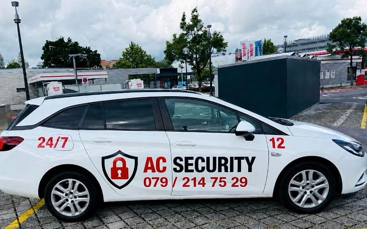 Beschriftetes Patrouillenfahrzeug von AC Security
