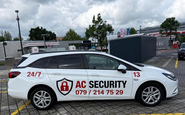 Patrouillenfahrzeug von AC Security auf einem Parkplatz im Kanton Luzern