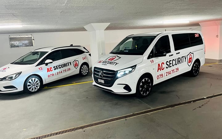 Zwei Einsatzfahrzeuge von AC Security in der Einstellhalle