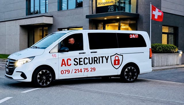 Einsatzfahrzeug von AC Security in der Abenddämmerung vor einem Bürogebäude