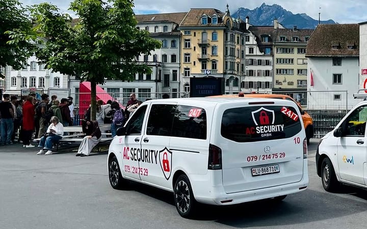 Patrouillenfahrzeug von AC Security in der Altstadt von Luzern