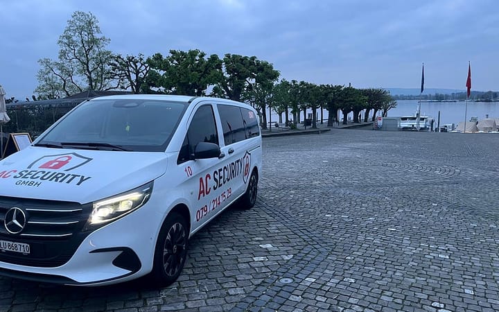 Einsatzfahrzeug von AC Security am Seeufer in der Morgendämmerung