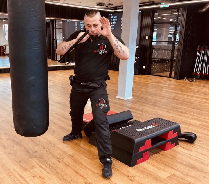 Mitarbeiter von AC Security beim Einsatztraining in der Trainingshalle